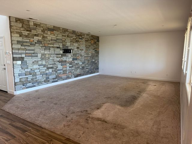 187 Emperor Way, Dinuba, CA 93618