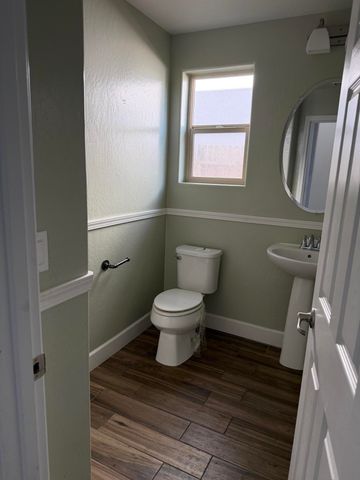 187 Emperor Way, Dinuba, CA 93618