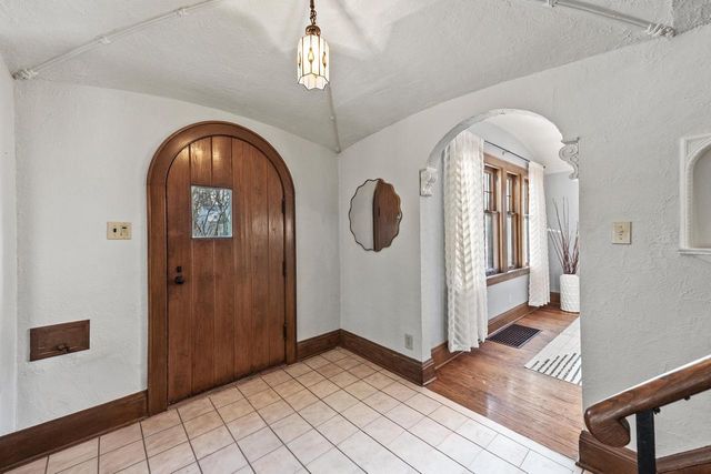 740 E Lexington BOULEVARD, Whitefish Bay, WI 53217