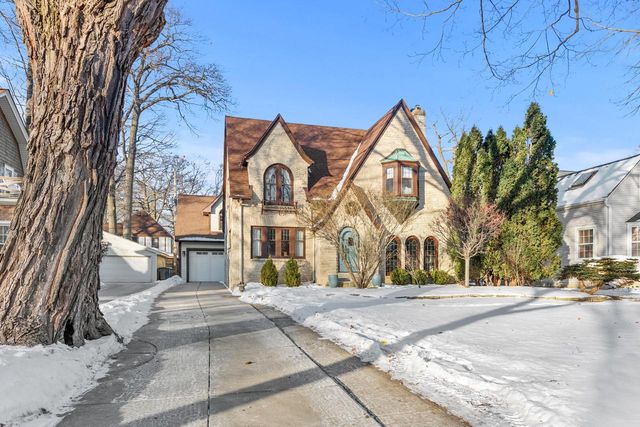 740 E Lexington BOULEVARD, Whitefish Bay, WI 53217