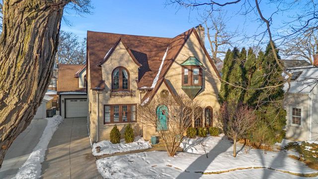 740 E Lexington BOULEVARD, Whitefish Bay, WI 53217