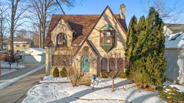 740 E Lexington BOULEVARD, Whitefish Bay, WI 53217