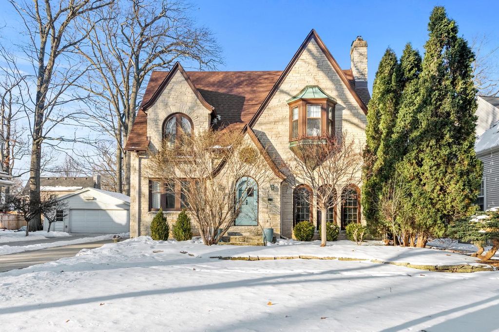 740 E Lexington BOULEVARD, Whitefish Bay, WI 53217