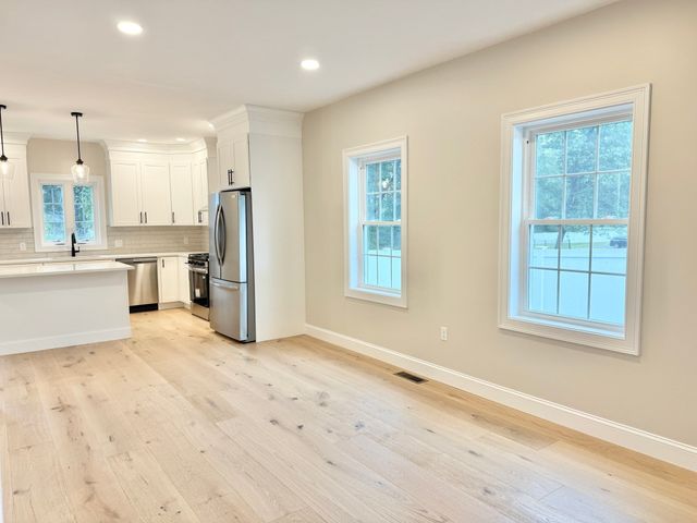 33 Tyng Road, Tyngsborough, MA 01879