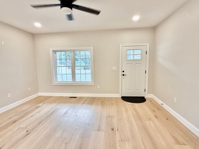 33 Tyng Road, Tyngsborough, MA 01879