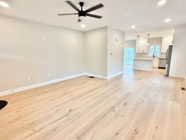 33 Tyng Road, Tyngsborough, MA 01879