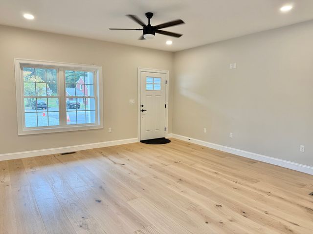 33 Tyng Road, Tyngsborough, MA 01879