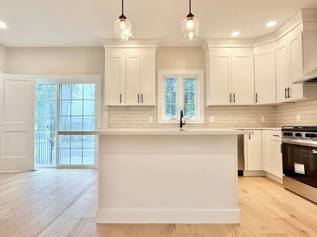 33 Tyng Road, Tyngsborough, MA 01879