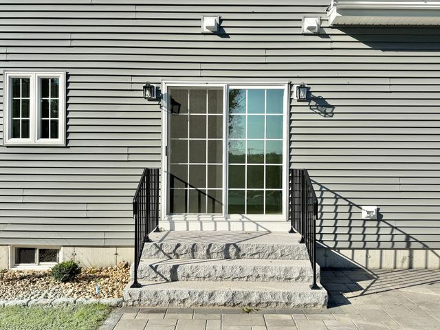 33 Tyng Road, Tyngsborough, MA 01879