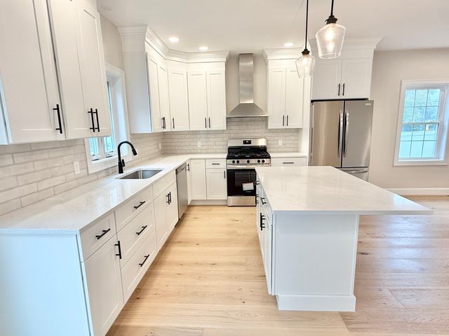 33 Tyng Road, Tyngsborough, MA 01879