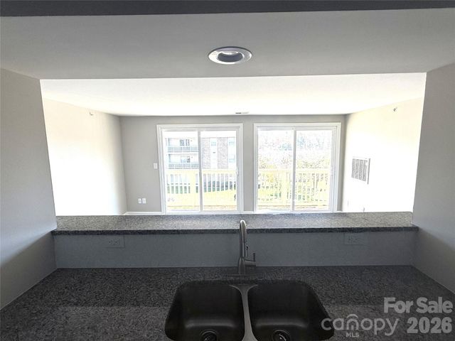 1604 Arlyn Circle J, Charlotte, NC 28213