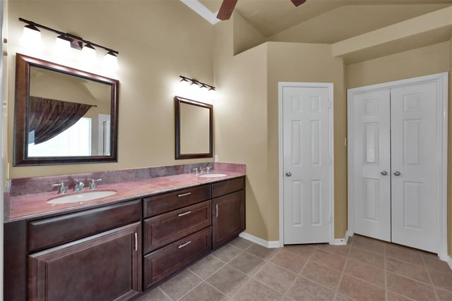 7 S Hawthorne Hollow Circle, Conroe, TX 77384