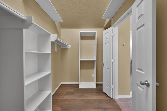 7 S Hawthorne Hollow Circle, Conroe, TX 77384