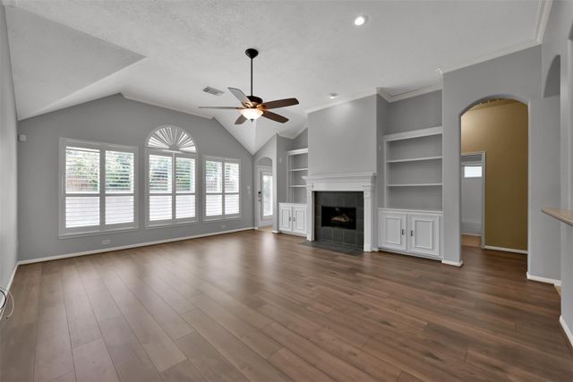 7 S Hawthorne Hollow Circle, Conroe, TX 77384