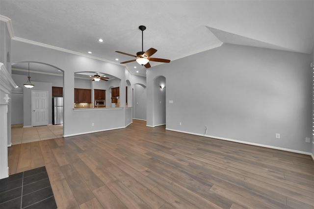 7 S Hawthorne Hollow Circle, Conroe, TX 77384