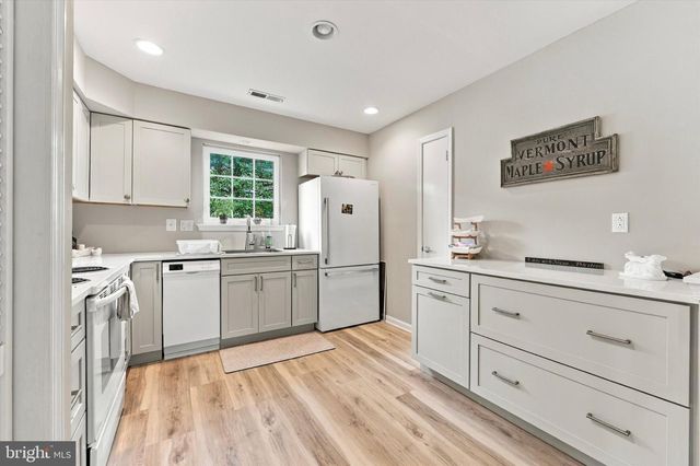 3 AVANDALE CT, Mt Laurel, NJ 08054