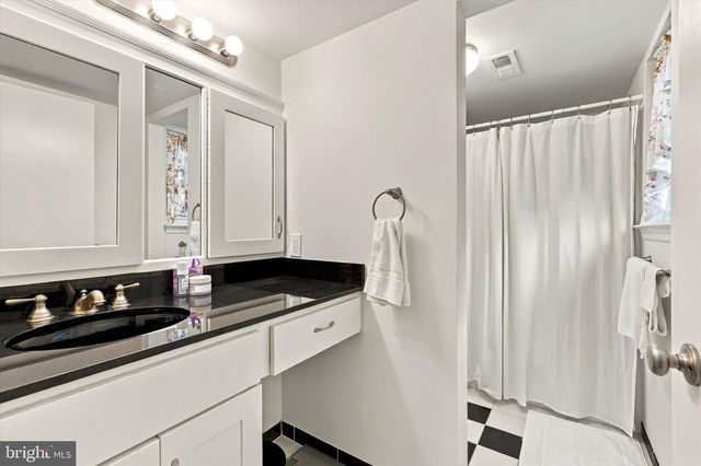 3 AVANDALE CT, Mt Laurel, NJ 08054