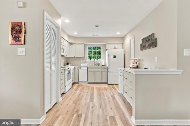 3 AVANDALE CT, Mt Laurel, NJ 08054