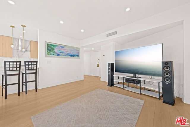 451 S Barrington Avenue 302, Los Angeles, CA 90049