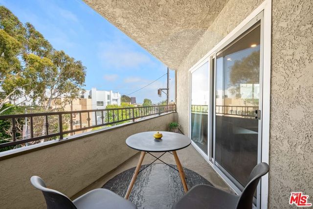 451 S Barrington Avenue 302, Los Angeles, CA 90049