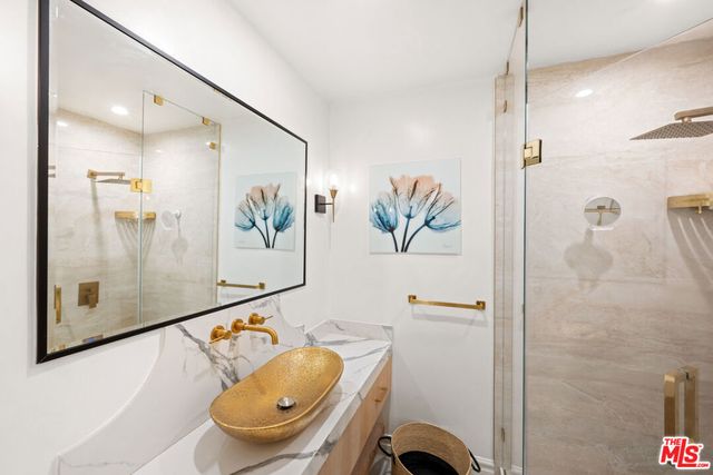 451 S Barrington Avenue 302, Los Angeles, CA 90049