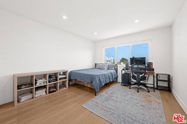 451 S Barrington Avenue 302, Los Angeles, CA 90049