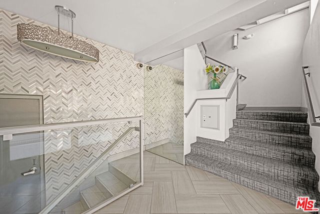 451 S Barrington Avenue 302, Los Angeles, CA 90049