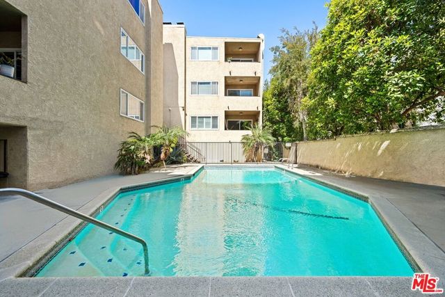 451 S Barrington Avenue 302, Los Angeles, CA 90049