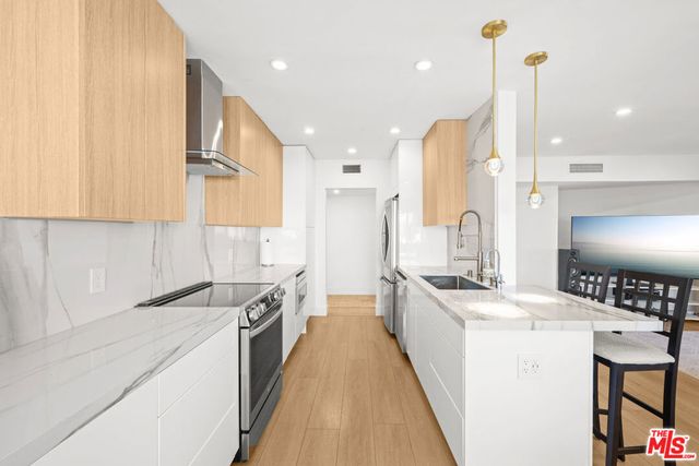 451 S Barrington Avenue 302, Los Angeles, CA 90049