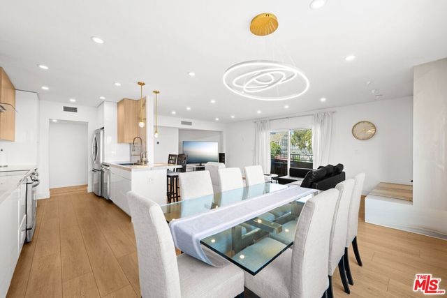 451 S Barrington Avenue 302, Los Angeles, CA 90049