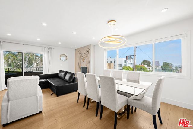 451 S Barrington Avenue 302, Los Angeles, CA 90049