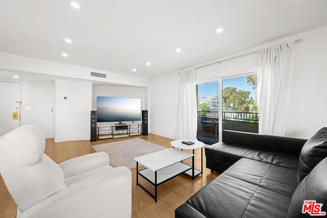 451 S Barrington Avenue 302, Los Angeles, CA 90049