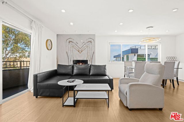 451 S Barrington Avenue 302, Los Angeles, CA 90049