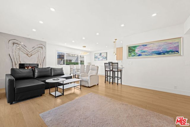 451 S Barrington Avenue 302, Los Angeles, CA 90049
