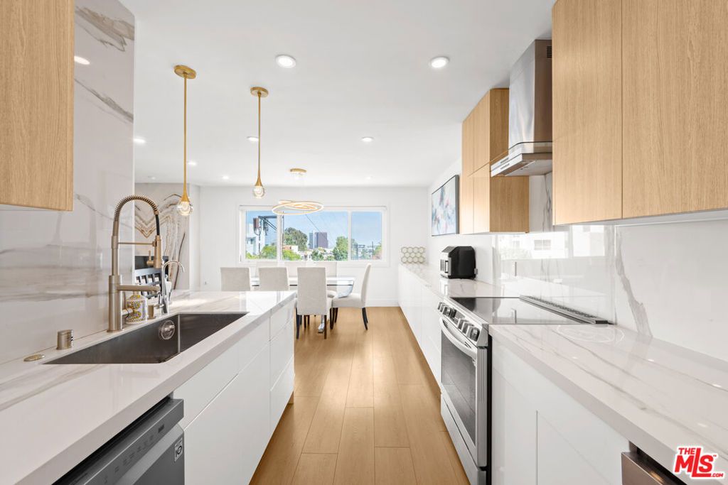 451 S Barrington Avenue 302, Los Angeles, CA 90049