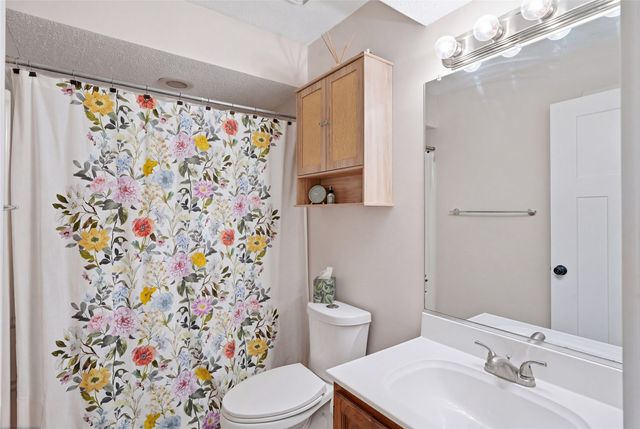 5313 Meadow Place, West Des Moines, IA 50266