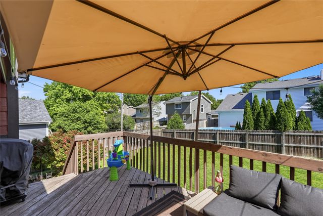 5313 Meadow Place, West Des Moines, IA 50266