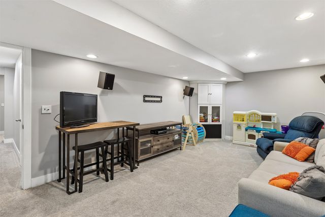 1212 64th Street, West Des Moines, IA 50266