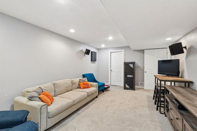 1212 64th Street, West Des Moines, IA 50266