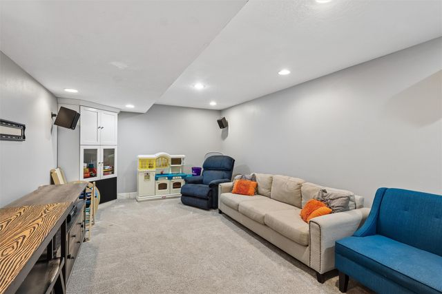 1212 64th Street, West Des Moines, IA 50266