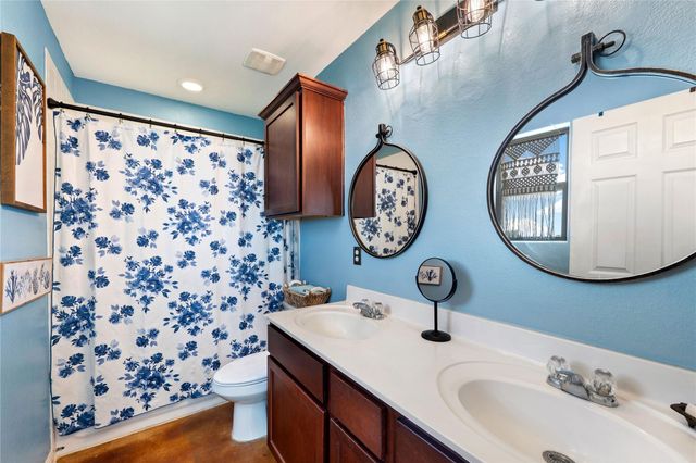 833 Thousand Oaks TRL, Liberty Hill, TX 78642