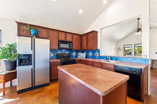 833 Thousand Oaks TRL, Liberty Hill, TX 78642