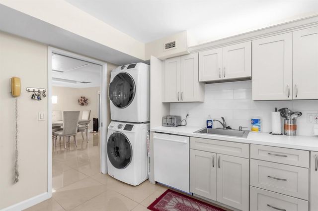3800 Oaks Clubhouse Drive 110, Pompano Beach, FL 33069