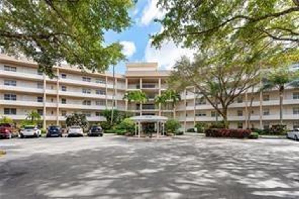 3800 Oaks Clubhouse Drive 110, Pompano Beach, FL 33069