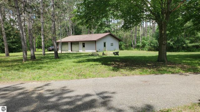 2704 W Deerfield Road, Mt Pleasant, MI 48858