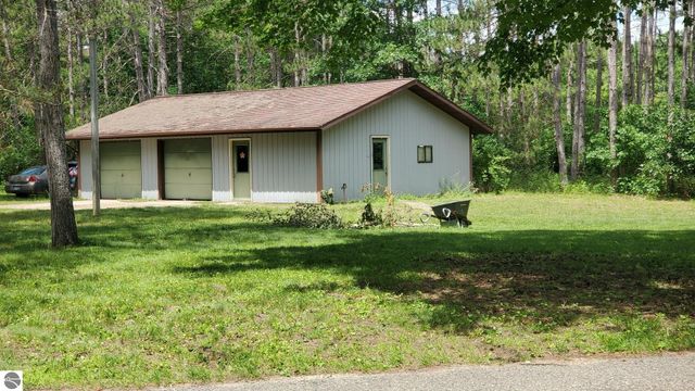 2704 W Deerfield Road, Mt Pleasant, MI 48858