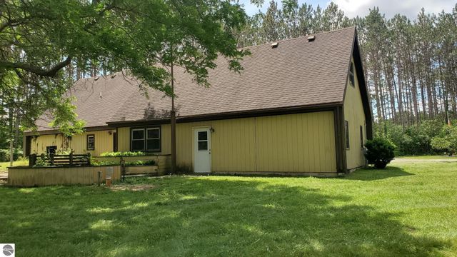 2704 W Deerfield Road, Mt Pleasant, MI 48858