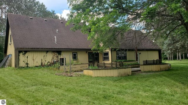 2704 W Deerfield Road, Mt Pleasant, MI 48858