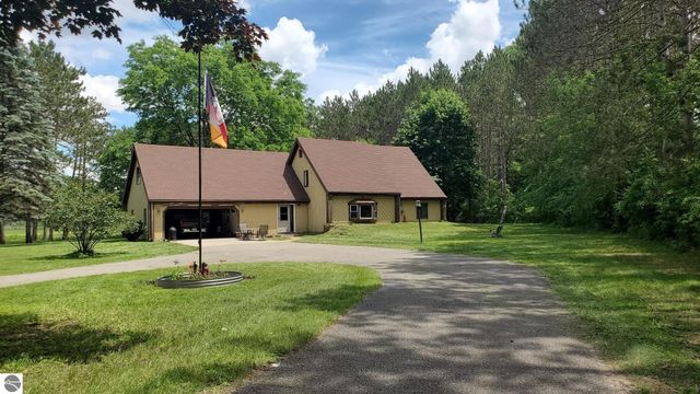 2704 W Deerfield Road, Mt Pleasant, MI 48858