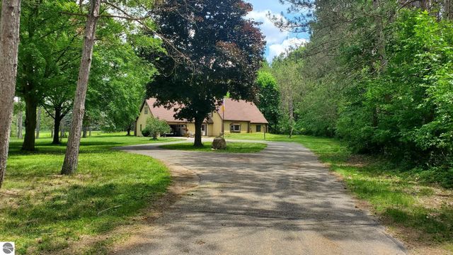 2704 W Deerfield Road, Mt Pleasant, MI 48858